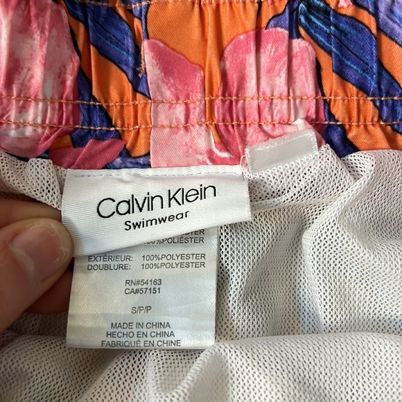 Men’s Calvin Klein Pink Hawaiian Bathing Suit Trunks Size Small - Picture 3 of 5